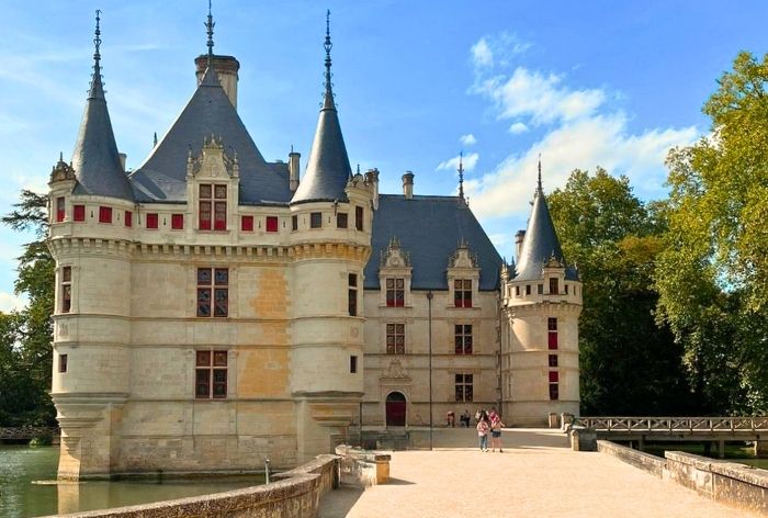 What to See at Chateau d'Azay-le-Rideau Chateau d'Azay-le-Rideau